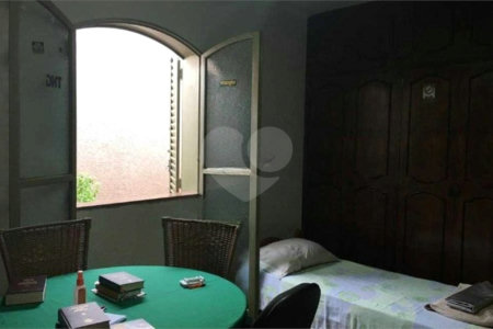 Casa térrea com 3 dormitórios, sendo 2 suítes.