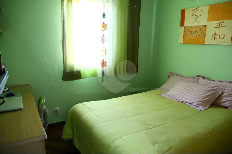 Apartamento à venda com 3 quartos, sendo 1 suíte, e 4 banheiros no total.