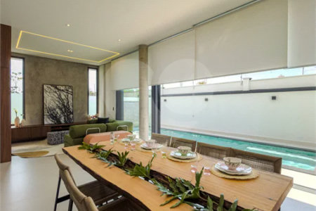 Indaiatuba - Condominio Villa Sapezal - 318 m² de Terreno - 230 m² de Área Construída - 3 suítes, sendo 1 Master com closet planejado - Sala de TV - Sala de estar integrada à Sala de jantar - Cozinha com móveis planejados - Despensa - Escritório planejado - Lavabo - Piscina com preparação para aquec