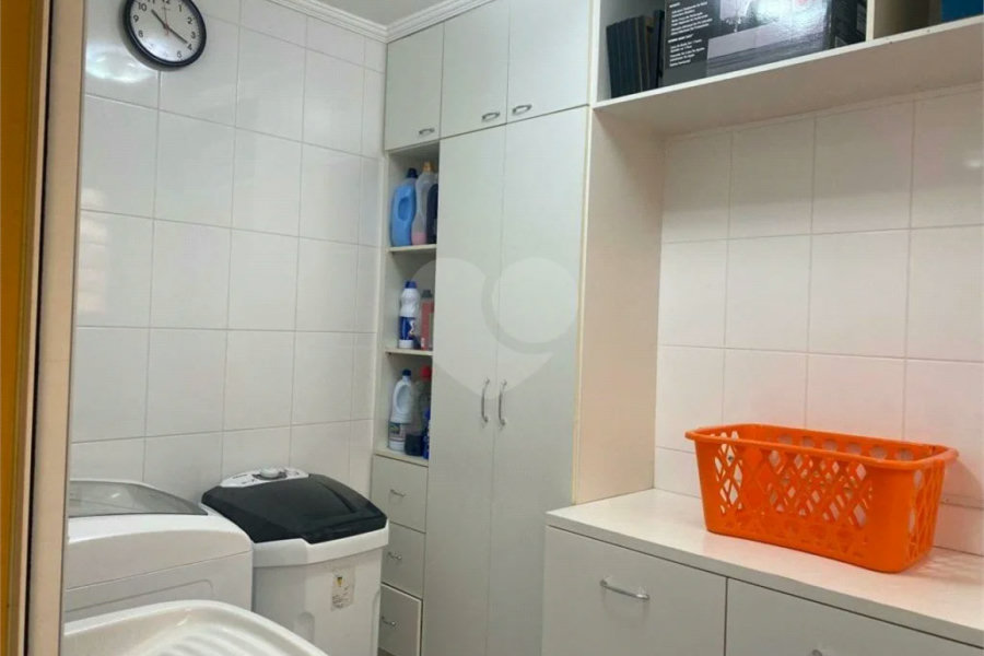 Sobrado à venda com 150 metros de área util e possui 3 dormitórios, sendo 1 suíte.