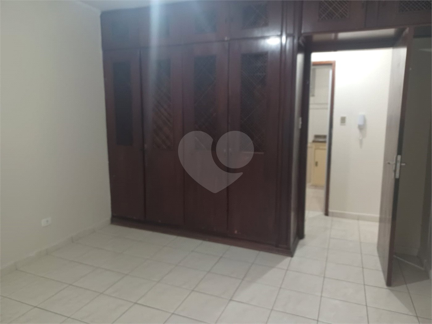 Apartamento super bem localizado, com 01 dormitório e armário embutido
