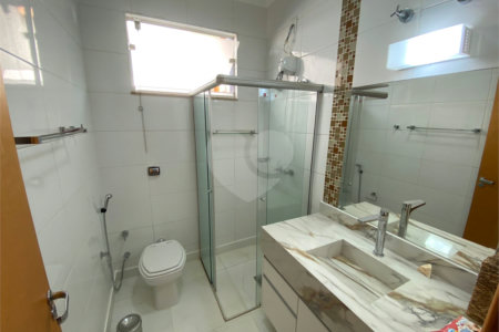 Casa térrea com piscina para venda no Condomínio Quebec.