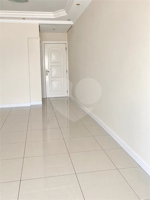 Cobertura de 255 m² com 3 dormitórios, 1 suíte, cozinha planejada, 2 vagas e área gourmet com churrasqueira.