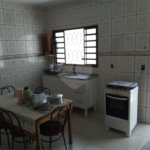 Casa térrea com 2 dormitórios, sendo 1 suíte.