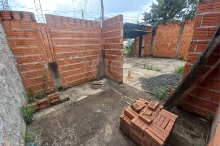 Casa térrea no Prolongamento Jardim das Torres.