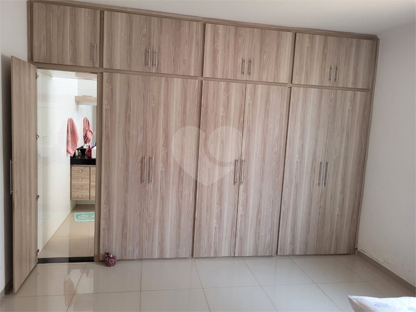 Casa térrea com 2 dormitórios, sendo 1 suíte.