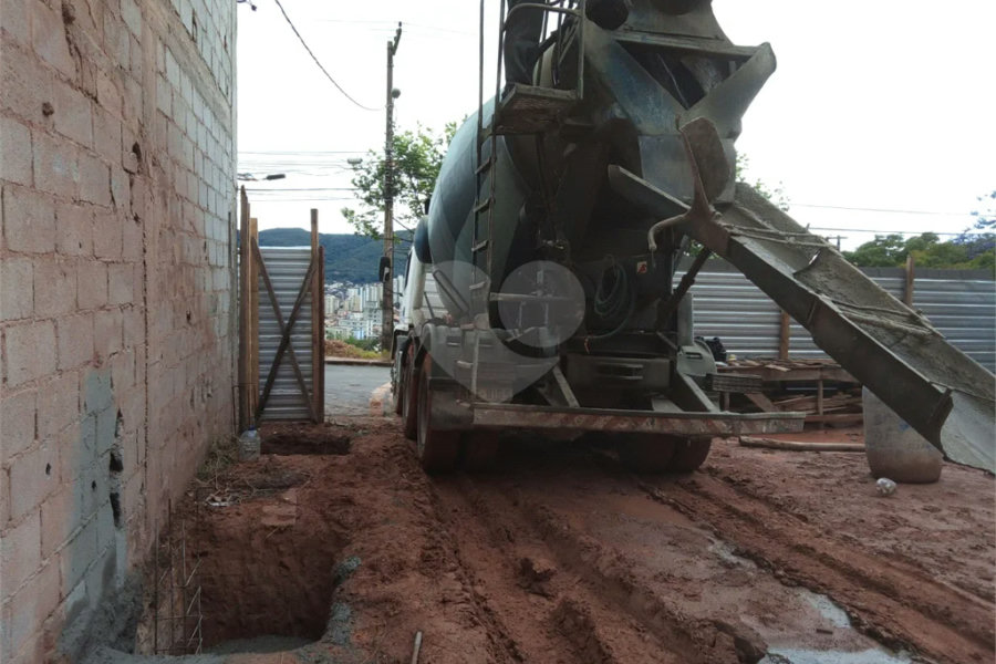 Terreno em Construção à Venda - 275m² em Ótima Localização
