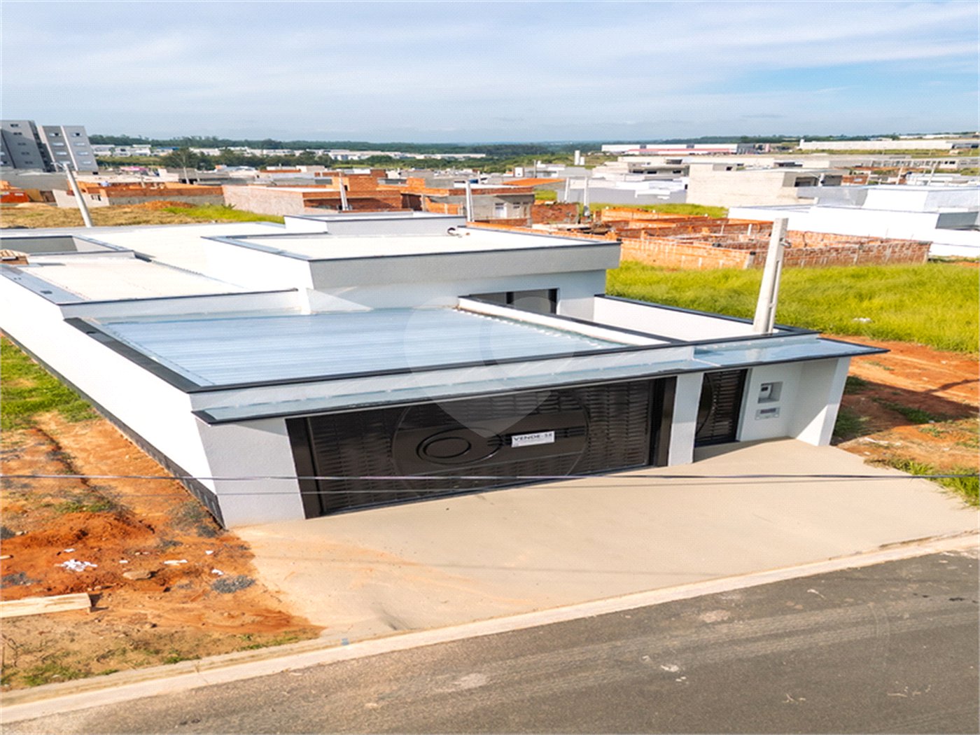 Indaiatuba- Jardim Bom Sucesso - Venda: R$ 765.000,00 - Área total: 150m² Área construída: 115m² - 3 dormitórios sendo 1 suíte com armário planejado; Cozinha integrada; Sala para dois ambientes; Banheiros com box gabinetes e espelhos; Área gourmet com churrasqueira a carvão e móveis planejados;