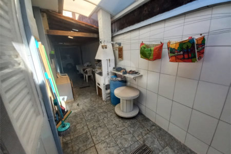 Casa Térrea com 3 dormitórios, sendo 1 suíte.