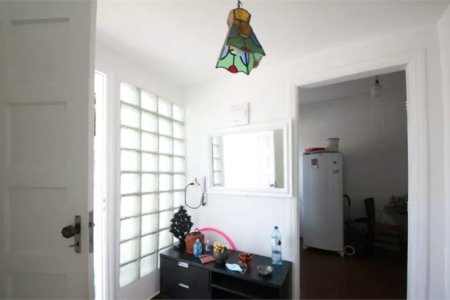 Casa à venda no Campo Belo de 200 metros quadrados, com 3 casas no terreno.