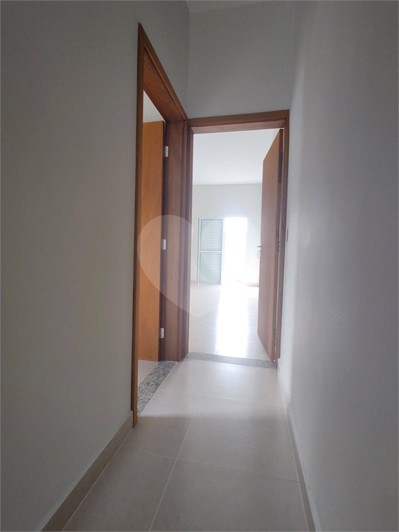 Casa térrea em Atibaia com 3 suítes, sala 2 ambientes, 2 vagas garagem, excelente localização, pronta para morar