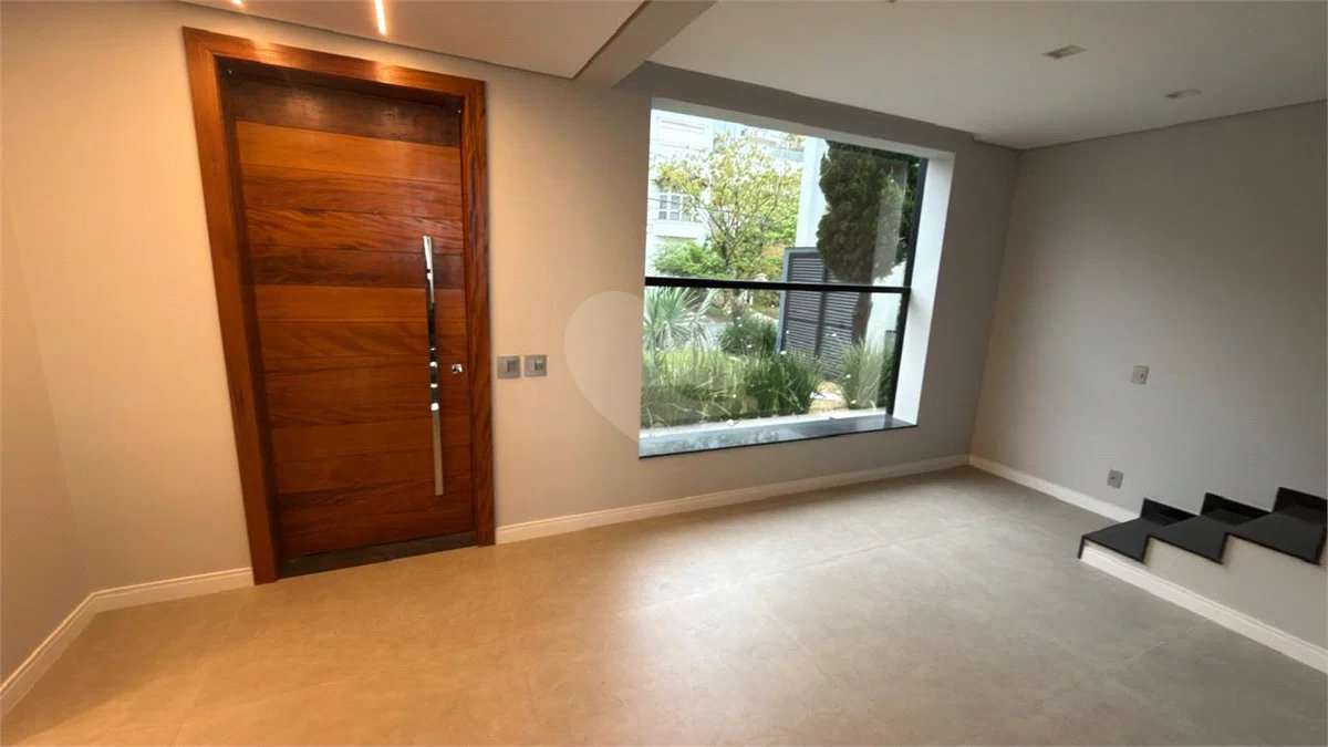 Sobrado de alto padrão no Swiss Park, totalmente reformado, com 4 suítes, piscina, elevador, espaço gourmet, 4 vagas e condomínio com lazer completo.