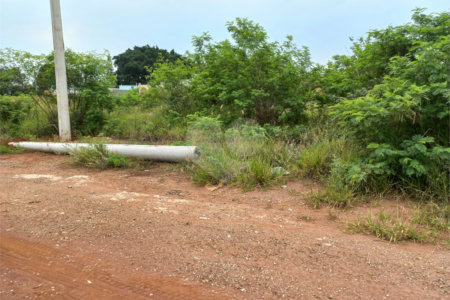 Terreno plano contendo 150,00 m² de área total.