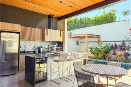 Indaiatuba - HOME DESIGN - Casa Térrea - Condomínio Paradiso - 420 m² de terreno - 307,19 m² de área construída - 3 suítes completas, sendo 1 master com closet planejado e banheira de imersão - Sala de TV reversível para 4ª suíte - Sala de estar ampla e varanda gourmet integrada - Cozinha com móve