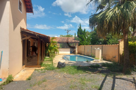 Casa térrea com piscina no Residencial Samambaia.