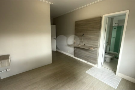 Apartamento de 155 m² com 4 dormitórios, varanda e 2 vagas de garagem. Condomínio com piscinas adulto, infantil e aquecida, lazer e portaria 24 horas.