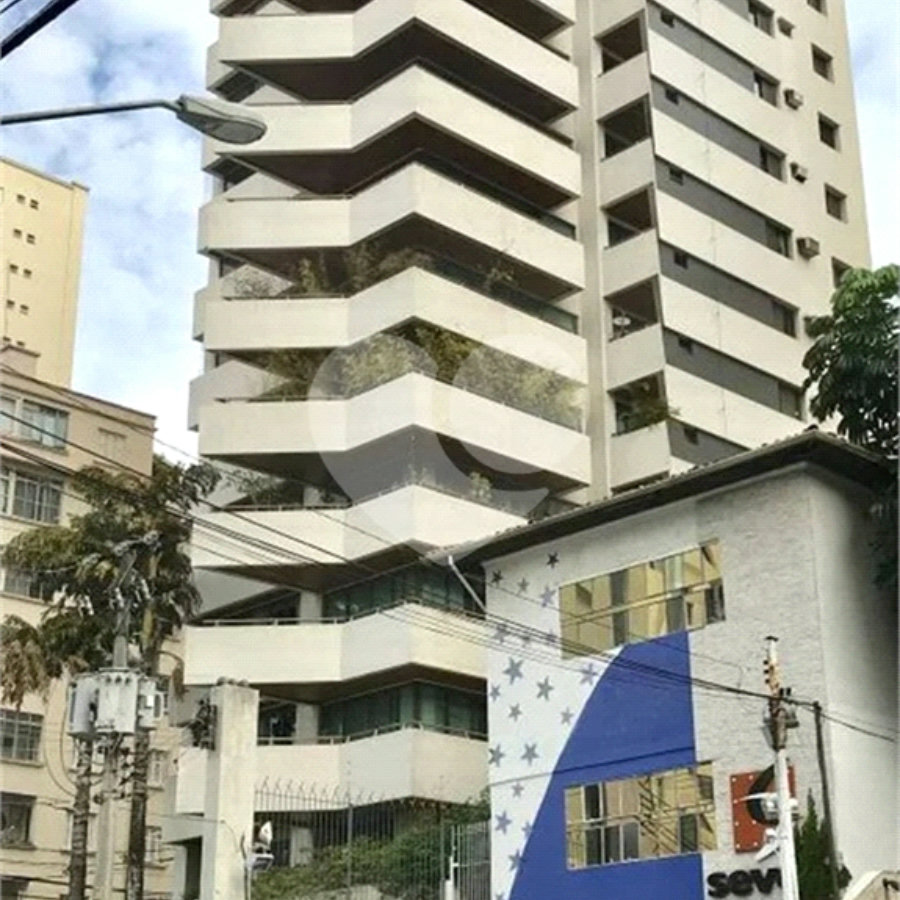 Apartamento 192m² à venda na Aclimação com 3 suítes e 3 vagas.