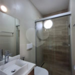Apartamento totalmente decorado em Moema com 70 m2 , 2 quartos, 2 suítes e 2 vagas, ambientes com ar condicionado.