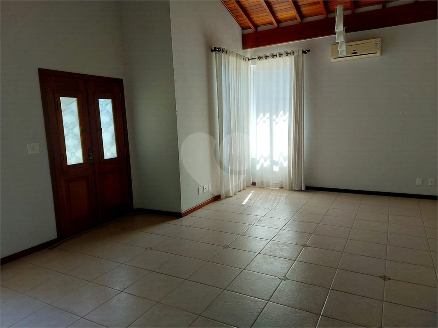 Casa charmosa e elegante localizada no deslumbrante Condomínio Villagio Capriccio Louveira SP