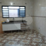 Casa Térrea com 3 dormitórios, sendo 1 suíte.