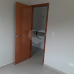 Apartamento VENDER com 44m2, com 2 quartos, banheiro, sala integrada à cozinha e 1 vaga de garagem