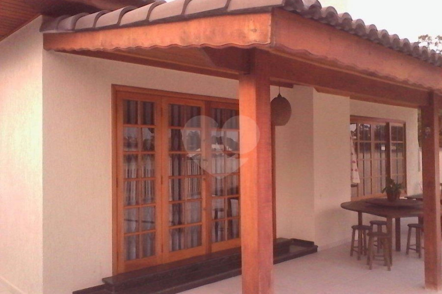 CASA TÉRREA ASSOBRADADA A VENDA NO TREMEMBÉ - 4 DORMS (2 SUÍTES), CHURRASQUEIRA E 4 VAGAS DE GARAGEM