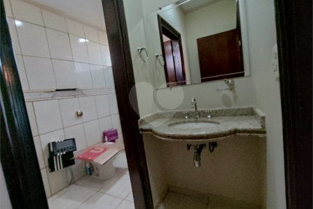 Sobrado espaçoso com 3 quartos,no Parque Fehr á Venda!
