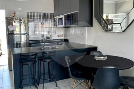 Casa Térrea à Venda com 3 dormitórios em Atibaia/SP