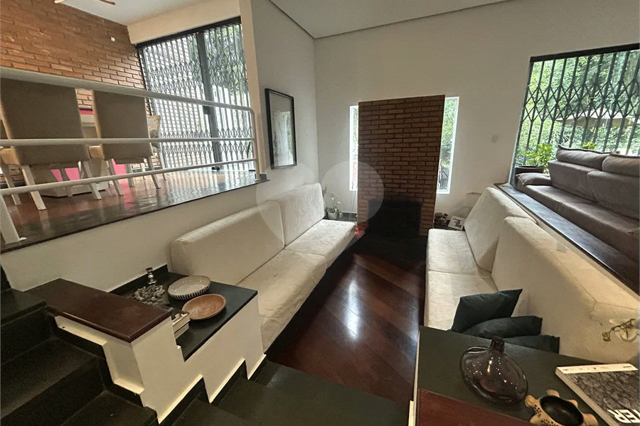 Casa em condomínio com 3 dormitórios, 01 suíte, garagem para 06 carros, área gourmet, piscina.