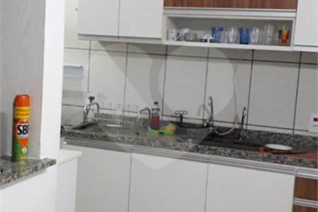 Casa térrea com 3 dormitórios, sendo 1 suíte.