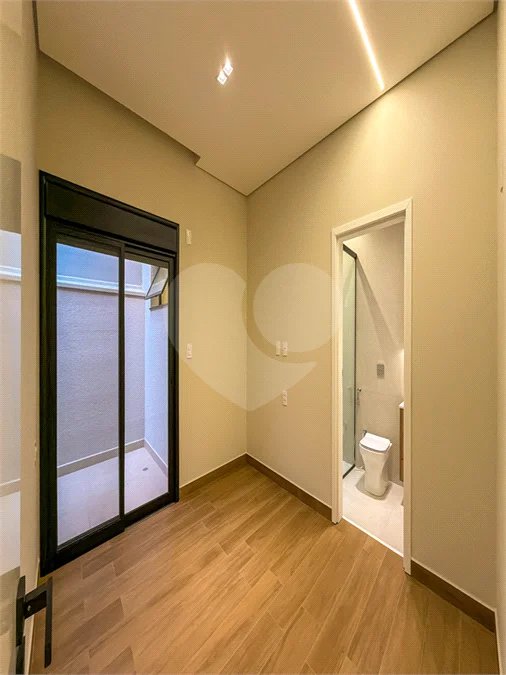 Indaiatuba - Condominio Sapezal - R$ 2.400.000,00 - Área Total 360,00 m² - Área Construída 213,32 m² - TÉRREA - 03 suítes sendo a master com closet; - Escritório; Lavabo; Cozinha com cooktop e planejados; Gourmet com churrasqueira; Ambientes preparados para ar condicionado; Piscina com cascata,