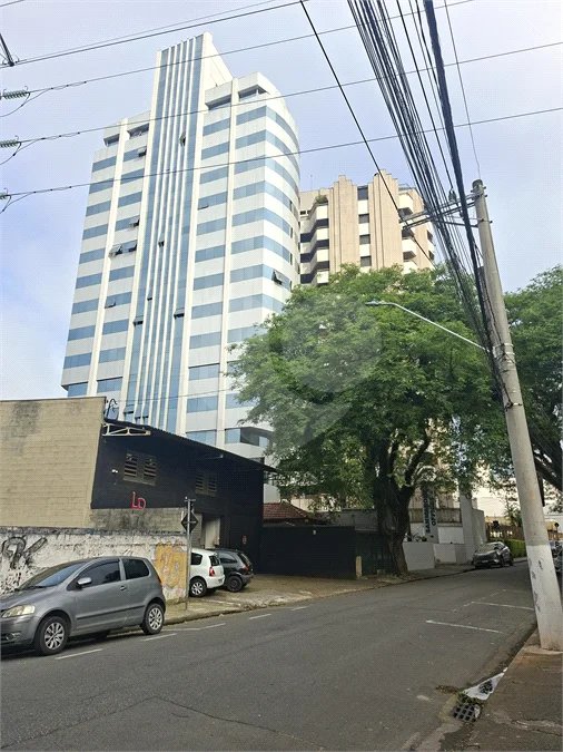 SALA COMERCIAL DE 90 M² COM 12 BAIAS, SALA DE REUNIÃO, AR-CONDICIONADO CENTRAL E 2 VAGAS!