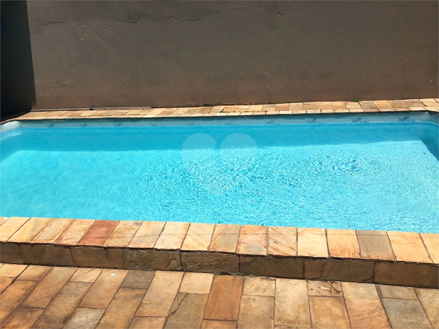 Casa térrea com piscina e 3 quartos.