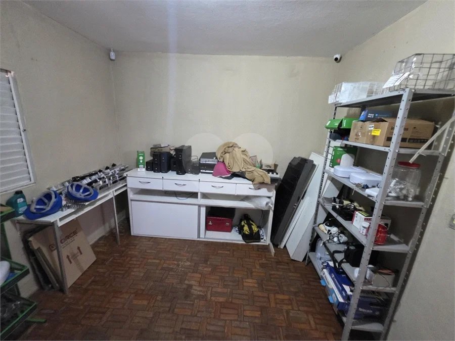Casa térrea à venda com amplo quintal e grande potencial na Vila Nery