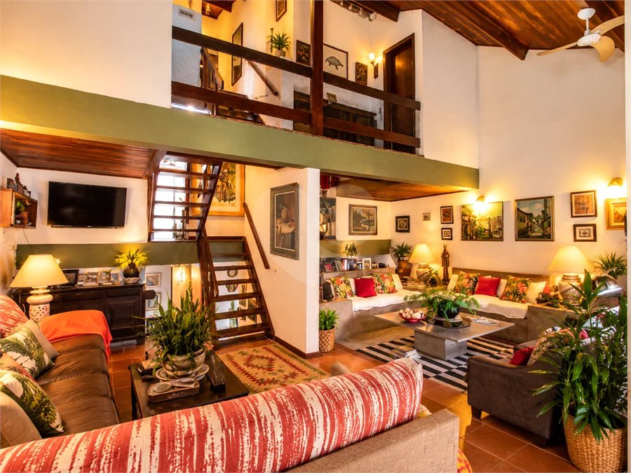 CASA DE ALTO PADRÃO A VENDA NA PRAIA DO GUAECÁ