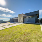 Indaiatuba - Quintas da Terracota - 1252 m² de terreno - casa térrea com 514 m² de área construída -3 vagas de garagem cobertas e 3 descobertas Lavabo - Sala de estar e jantar amplas e integradas - Escritório privativo - Cozinha toda equipada com geladeira, forno, micro-ondas, lava-louças,