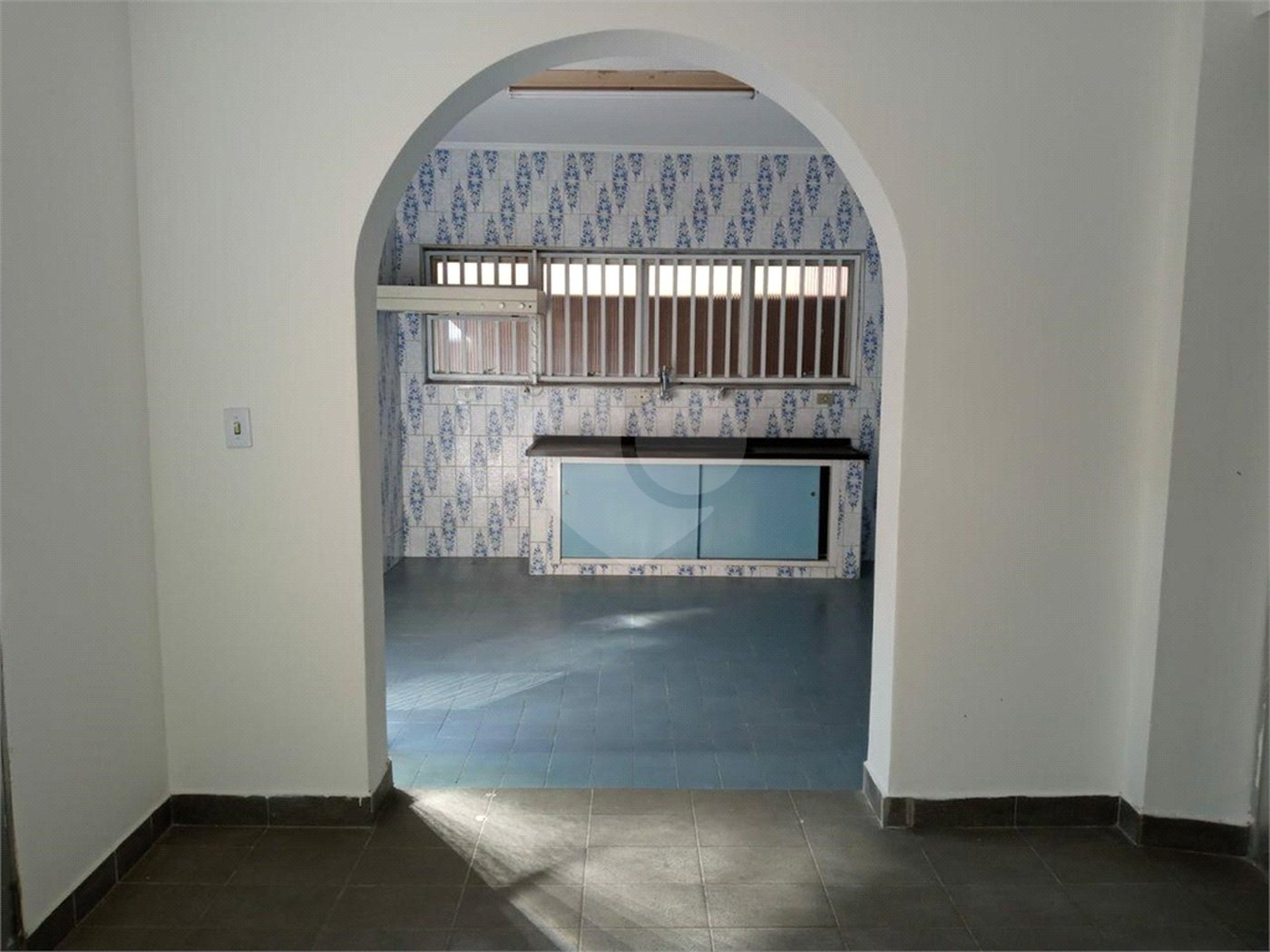 Casa com 4 dormitórios e 4 vagas.