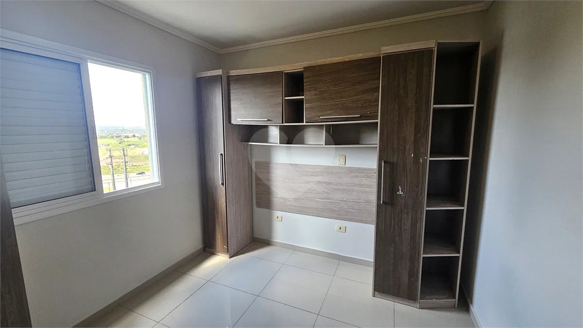 Apartamento Locação Condomínio Anguri com 02 dormitórios com Ar e Sacada