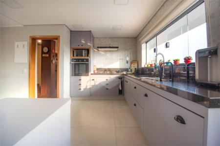 CASA REFORMADA NO PLANALTO - 270m