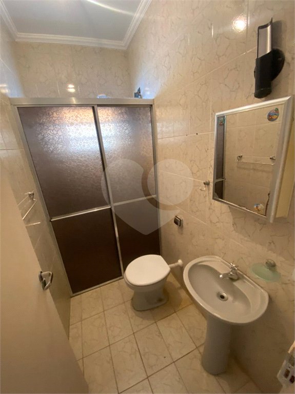 Casa Térrea com 3 dormitórios, sendo 2 suítes.