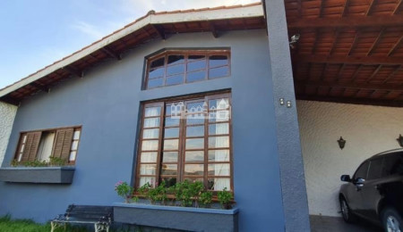 Casa à venda com 3 quartos, sendo 1 suíte,  em Vila Santista, Atibaia, SP