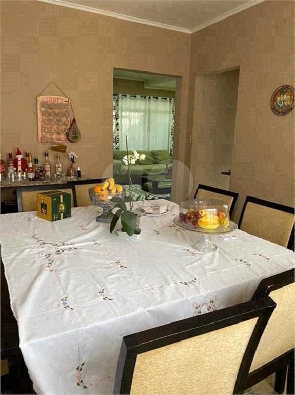 Casa com 202m² , 4 dormitórios , sendo 1 suíte , 3 vagas de garagem.
