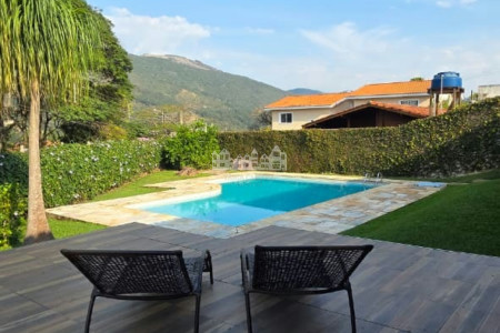 Casa à venda com 4 quartos, sendo 2 suítes, em Vila Petrópolis, Atibaia, SP