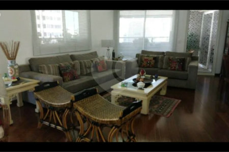 Apartamento à venda no Paraíso de 303m² com 4 suítes e 4 vagas.