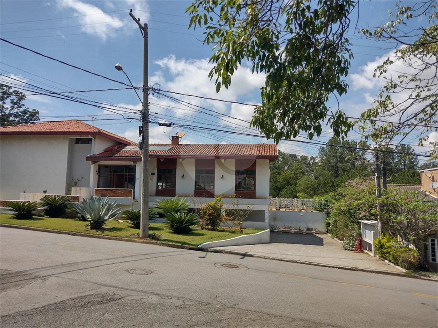 Casa à venda com 7 quartos, sendo 4 suítes, no condomínio Estância Marambaia, Vinhedo - SP