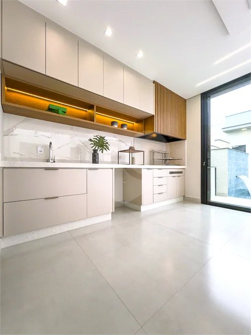 Casa Térrea – Condomínio Maria Cândida - 300 m² de terreno - 212 m² de área construída - 4 vagas de garagem, sendo 2 cobertas - Sala de jantar e estar integradas, com pé-direito duplo e cortina - 3 suítes com ar-condicionado, sendo 1 master com closet – planejado – Roupeiro – Escritório - Cozinha
