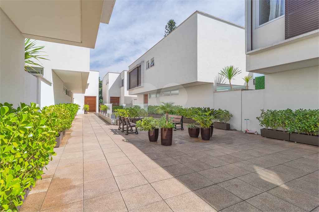 Casa à venda com 4 suítes no condomínio Villagio Quadrifolio, São Paulo - SP