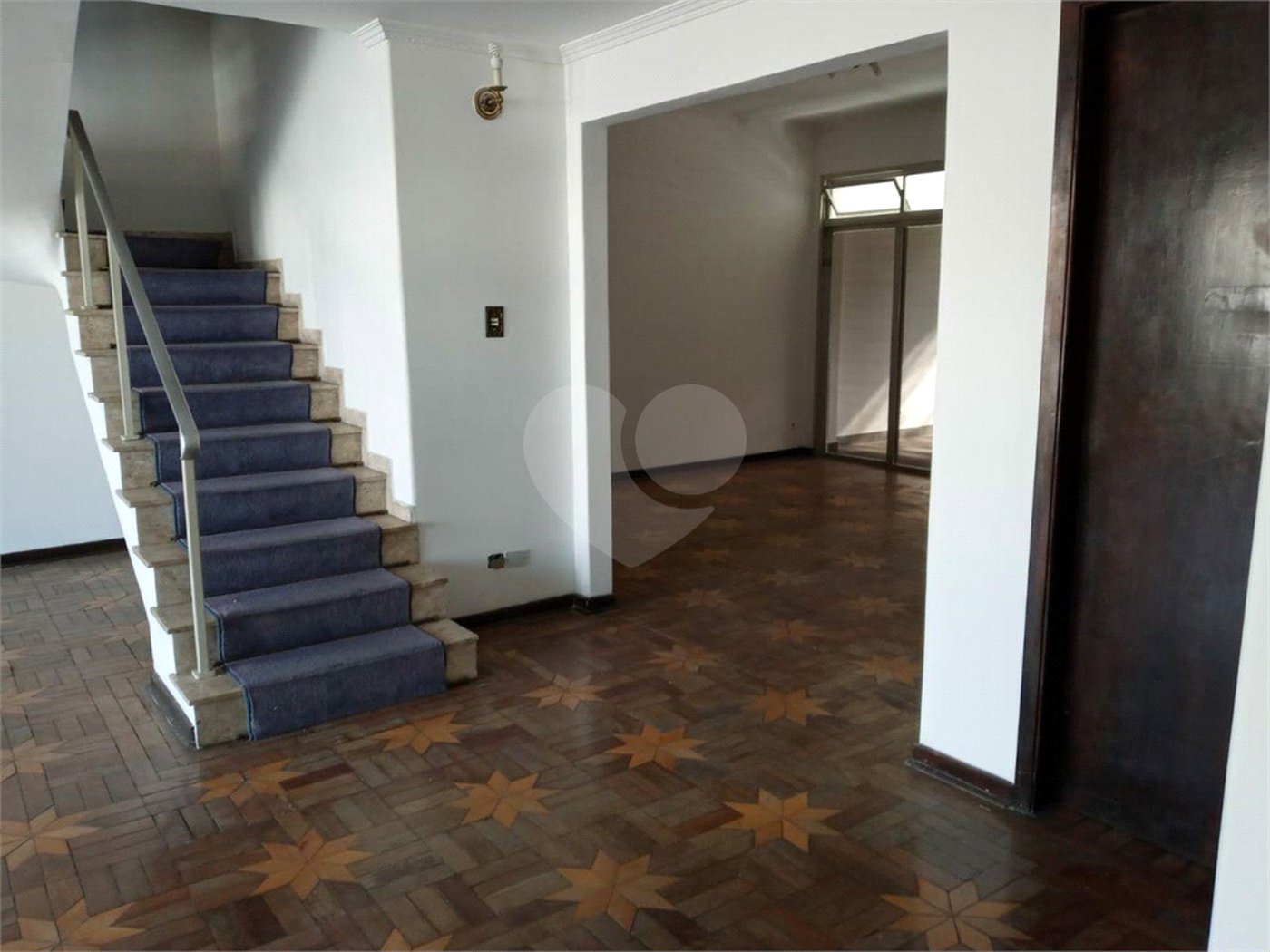 Casa com 4 dormitórios e 4 vagas.