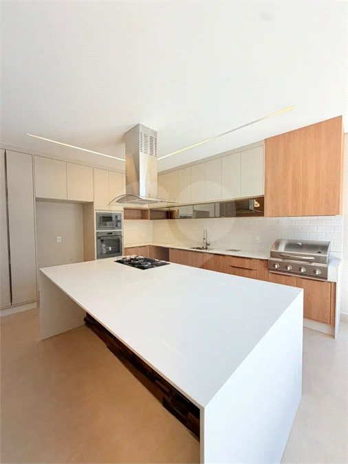 Casa térrea com 3 suítes no Condomínio Residencial Viena em Indaiatuba-SP - Acabamento de alto padrão - R$ 1.690.000,00 - AT 250 m² - AC 158 m² - 3 suítes,, sendo 1 suíte master com closet - Sala para dois ambientes (estar e jantar) - Cozinha planejada com ilha cooktop, forno elétrico e micro-ondas,