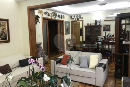Apartamento de 345m2, 1 por andar.4 dormitórios (sendo 1 suite e 1 closet).